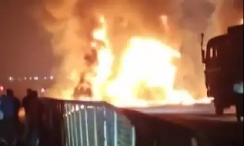 Karnataka के चित्रदुर्ग में स्लीपर बस और ट्रक की टक्कर में दस लोग जलकर मौत Karnataka के चित्रदुर्ग में स्लीपर बस और ट्रक की टक्कर में दस लोग जलकर मौत