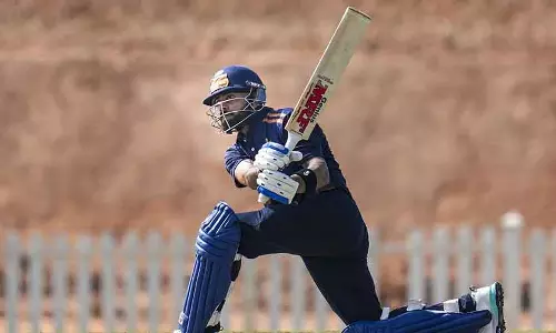 Virat Kohli के शतक के दौरान BCCI के सेंटर ऑफ एक्सीलेंस पर तीन दर्जन पुलिसवाले तैनात Virat Kohli के शतक के दौरान BCCI के सेंटर ऑफ एक्सीलेंस पर तीन दर्जन पुलिसवाले तैनात