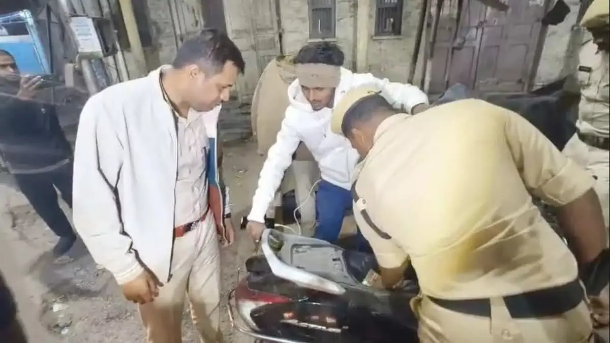 हैदराबाद पुलिस ने ऑपरेशन कवच चलाया, पुराने शहर में गाड़ियां कीं ज़ब्त हैदराबाद पुलिस ने ऑपरेशन कवच चलाया, पुराने शहर में गाड़ियां कीं ज़ब्त