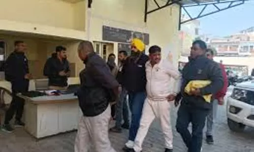 Meerut: 4 लाख की रिश्वत लेते ही इंस्पेक्टर गिरफ्तार Meerut: 4 लाख की रिश्वत लेते ही इंस्पेक्टर गिरफ्तार