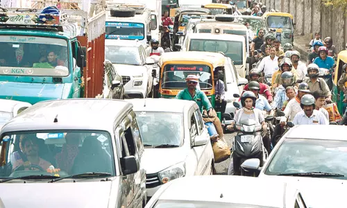 Farrukhabad: फर्रुखाबाद में रेलवे स्टेशन के पास ट्रैफिक अव्यवस्था