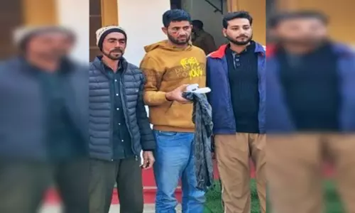 पुलिस टीम पर हमला, वाहन में तोड़फोड़, फोर्स ने भीड़ से घिरे पुलिसकर्मियों को छुड़ाया