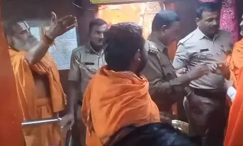 Anjanadri मंदिर के गर्भगृह में स्वामीजी आपस में भिड़े: पूजा के मुद्दे पर हंगामा Anjanadri मंदिर के गर्भगृह में स्वामीजी आपस में भिड़े: पूजा के मुद्दे पर हंगामा