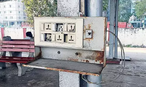Chennai: रेलवे स्टेशनों पर खराब मोबाइल चार्जिंग बॉक्स से यात्री परेशान हैं Chennai: रेलवे स्टेशनों पर खराब मोबाइल चार्जिंग बॉक्स से यात्री परेशान हैं