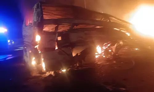 Karnataka: बस हादसे के बाद चार जले हुए शव बरामद Karnataka: बस हादसे के बाद चार जले हुए शव बरामद