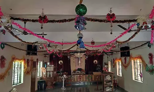 Karnataka : क्रिसमस समारोह पर चर्चों को सजाया गया Karnataka : क्रिसमस समारोह पर चर्चों को सजाया गया