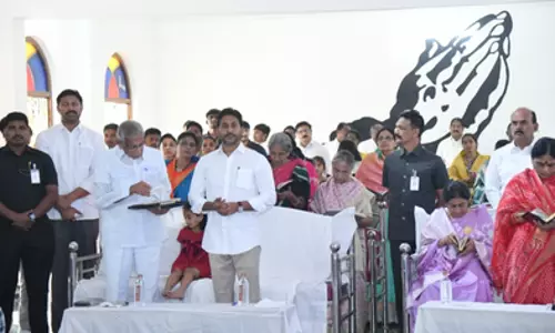 Jagan ने परिवार के सदस्यों के साथ आंध्र के पुलिवेंदुला चर्च में प्रार्थना की
