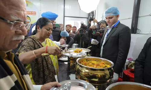 Delhi में 5 रुपये में पौष्टिक भोजन, सीएम ने 45 अटल कैंटीन शुरू कीं