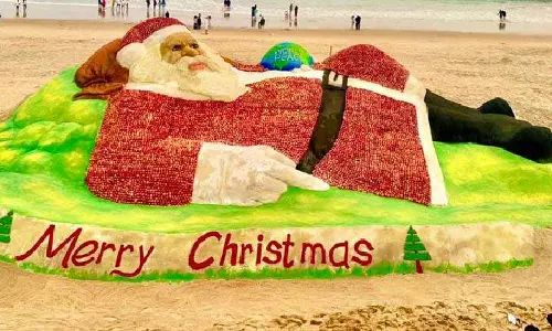 Sudarsan Pattnaik ने क्रिसमस की पूर्व संध्या पर सेब और सांता क्लॉज़ के साथ वर्ल्ड रिकॉर्ड बनाया Sudarsan Pattnaik ने क्रिसमस की पूर्व संध्या पर सेब और सांता क्लॉज़ के साथ वर्ल्ड रिकॉर्ड बनाया