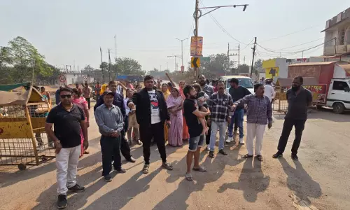 बस्ती के पास शराब दुकान खोलने पर लोगों में भारी आक्रोश, बच्चे समेत किया चक्काजाम