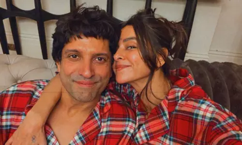 Farhan–शिबानी की क्यूट ट्विनिंग, फेस्टिव मूड में कपल ने लूटी लाइमलाइट Farhan–शिबानी की क्यूट ट्विनिंग, फेस्टिव मूड में कपल ने लूटी लाइमलाइट
