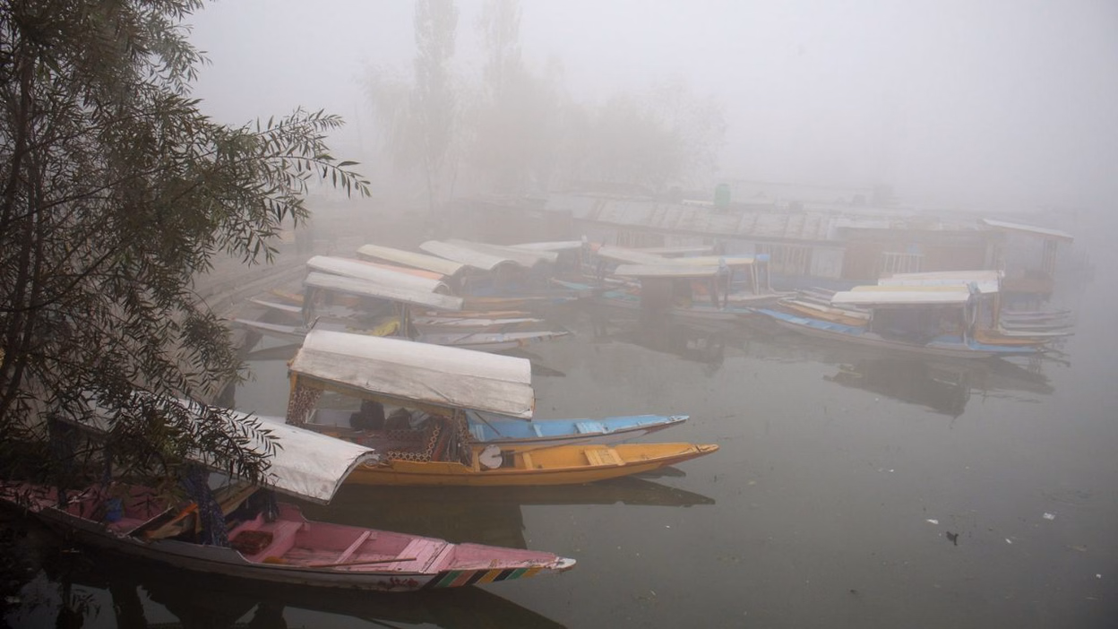 Bhopal: मध्य प्रदेश में कड़ाके की ठंड, पचमढ़ी में अधिक ठंडक Bhopal: मध्य प्रदेश में कड़ाके की ठंड, पचमढ़ी में अधिक ठंडक