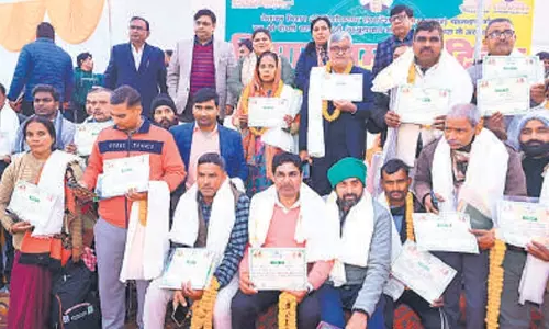 Bareilly: कृषक मेले में सम्मानित, नई तकनीकों से अवगत हुए