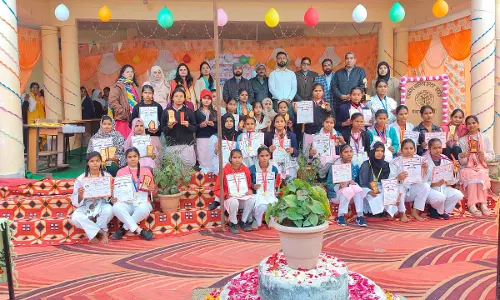 Bareilly: सेंथल इंटर कॉलेज में उत्सव का रंग, प्रतिभाओं को सम्मान