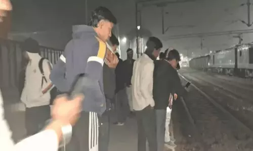 Shahjahanpur: स्टेशन पर ट्रेन की चपेट में आने से 5 लोग मरे Shahjahanpur: स्टेशन पर ट्रेन की चपेट में आने से 5 लोग मरे