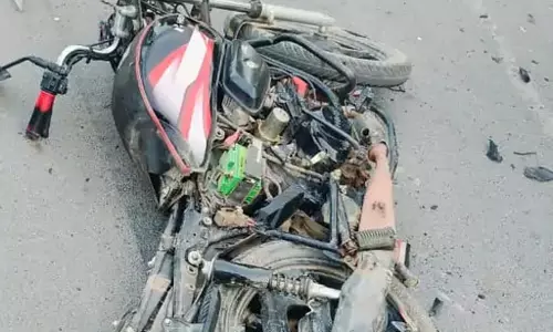 चमत्कार : ट्रेलर और बोरवेल वाहन के नीचे आ गए बाइक सवार, फिर भी बच गए तीनों चमत्कार : ट्रेलर और बोरवेल वाहन के नीचे आ गए बाइक सवार, फिर भी बच गए तीनों