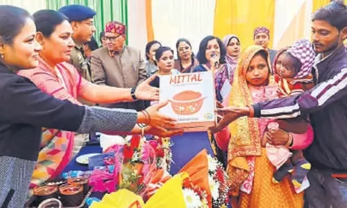 Bareilly: आंवला पुलिस ने परिवारों का सुलझाया विवाद, पुनर्मिलन कराया