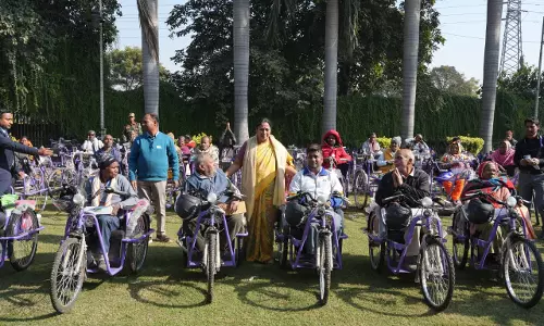 CM रेखा गुप्ता ने दिव्यांगजन कलाकारों को दिव्य अटल अवार्ड दिया CM रेखा गुप्ता ने दिव्यांगजन कलाकारों को दिव्य अटल अवार्ड दिया