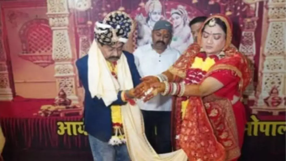 Dewas: दीपक जोशी और कांग्रेस नेत्री का डांस वीडियो इंटरनेट पर चर्चा में Dewas: दीपक जोशी और कांग्रेस नेत्री का डांस वीडियो इंटरनेट पर चर्चा में