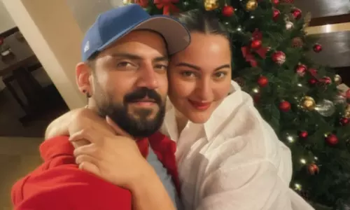 Sonakshi सिन्हा ने क्रिसमस मनाते हुए अपने पति ज़हीर इकबाल को गले लगाया
