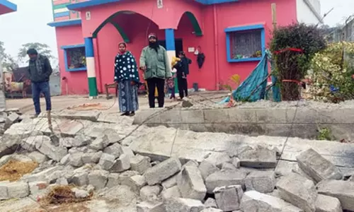 पत्नी गई मायके तो नाराज पति ने जेसीबी से गिरा दी ससुराल की चहारदीवारी