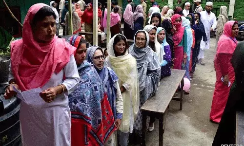 चुनावी वादे: उम्मीदवारों द्वारा थाईलैंड ट्रिप, सोना और SUV देने का वादा चुनावी वादे: उम्मीदवारों द्वारा थाईलैंड ट्रिप, सोना और SUV देने का वादा