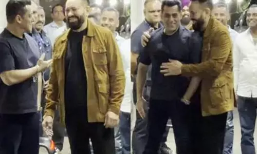 Salman खान ने अरबाज़ की एनिवर्सरी पार्टी में चुलबुले अंदाज़ दिखाए Salman खान ने अरबाज़ की एनिवर्सरी पार्टी में चुलबुले अंदाज़ दिखाए