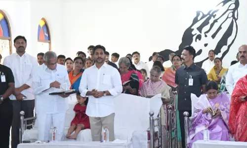 Jagan ने परिवार के सदस्यों के साथ आंध्र के पुलिवेंदुला चर्च में प्रार्थना की Jagan ने परिवार के सदस्यों के साथ आंध्र के पुलिवेंदुला चर्च में प्रार्थना की