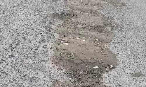 दोराहा में खराब सड़क पर NHAI का ध्यान नहीं जा रहा है, लोग परेशान हैं दोराहा में खराब सड़क पर NHAI का ध्यान नहीं जा रहा है, लोग परेशान हैं