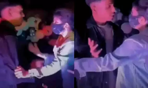 गर्लफ्रेंड ने पहले बेस्ट फ्रेंड को केक खिलाया, बॉयफ्रेंड हुआ गुस्से में