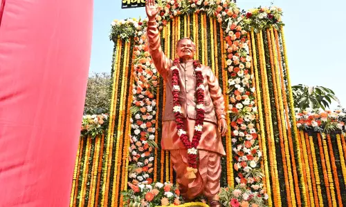 फुंडहर चौक पर अटल बिहारी वाजपेयी की प्रतिमा का हुआ अनावरण फुंडहर चौक पर अटल बिहारी वाजपेयी की प्रतिमा का हुआ अनावरण