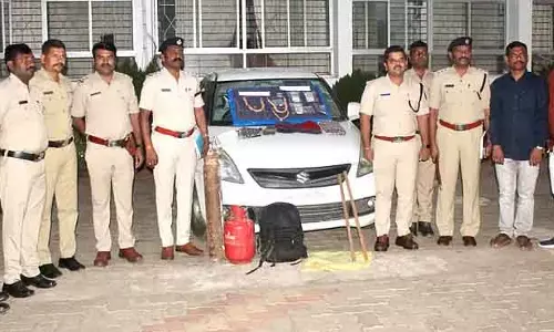 Bank डकैती अंतरराज्यीय चोर गिरफ्तार: 30 ग्राम सोना, कार जब्त Bank डकैती अंतरराज्यीय चोर गिरफ्तार: 30 ग्राम सोना, कार जब्त