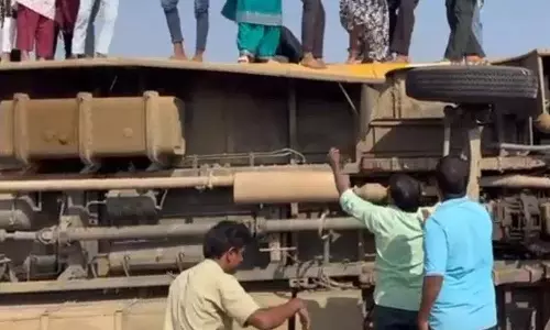 Mahabubnagar जिले में स्कूल बस पलटने से कई छात्र घायल हो गए Mahabubnagar जिले में स्कूल बस पलटने से कई छात्र घायल हो गए