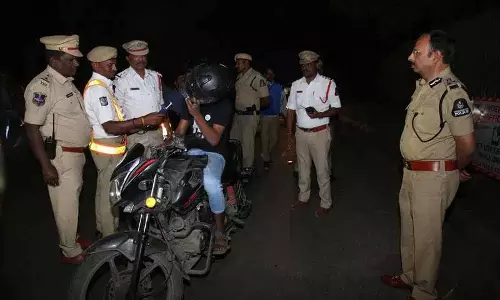 Hyderabad police नए साल से पहले चेकिंग कर रही है