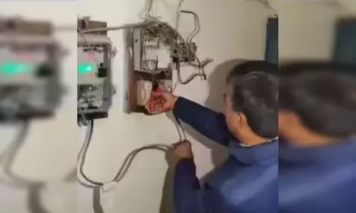 जब MLA ने काटी अधिकारियों के घर की बिजली, VIDEO