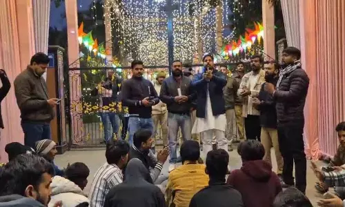 बरेली में तनाव, Christmas पर चर्च के बाहर हनुमान चालीसा का पाठ किया गया