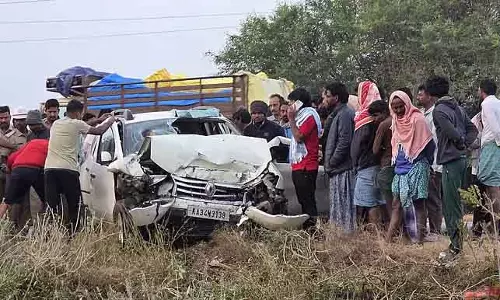 Car accident : एक ही परिवार के तीन लोगों की मौत Car accident : एक ही परिवार के तीन लोगों की मौत