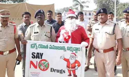 Medak में ड्रग्स विरोधी संदेश फैलाने के लिए तेलुगु टीचर बने सांता क्लॉज़