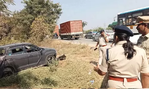 Mahabubnagar पुलिस के बचाव अभियान की वजह से एक बड़ा बस हादसा टल गया Mahabubnagar पुलिस के बचाव अभियान की वजह से एक बड़ा बस हादसा टल गया