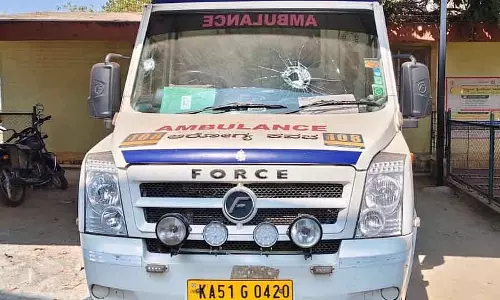 Karnataka : कथित लापरवाही के लिए ग्रामीणों ने एम्बुलेंस ड्राइवर पर पत्थर फेंके