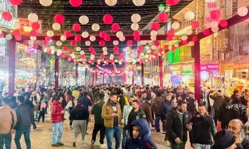 Christmas और नए साल से पहले मनाली में उत्सव का माहौल है