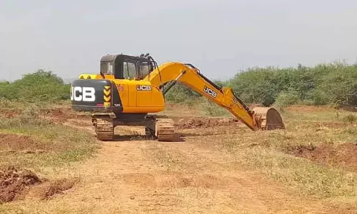 Chitradurga : भीमसमुद्र झील में मिट्टी बिक्री रैकेट