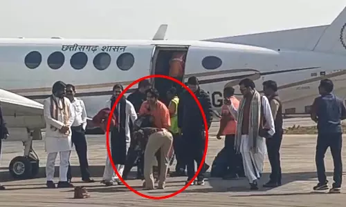 TI मनीष तिवारी का धर्मगुरू के पैर छूने का वीडियो आया सामने TI मनीष तिवारी का धर्मगुरू के पैर छूने का वीडियो आया सामने