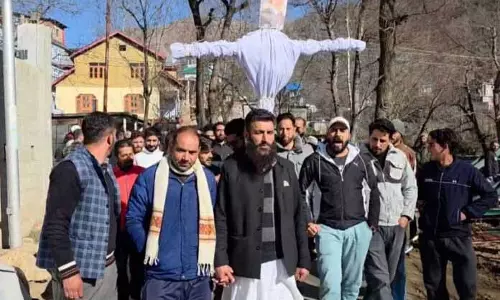 युवा कांग्रेस ने Omar के नेतृत्व वाली सरकार के खिलाफ विरोध प्रदर्शन किया युवा कांग्रेस ने Omar के नेतृत्व वाली सरकार के खिलाफ विरोध प्रदर्शन किया