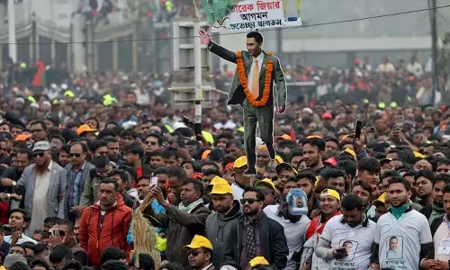 Dhaka Rally में तारिक रहमान के वादे: क्या वह यूनुस को चुनौती दे सकते हैं? Dhaka Rally में तारिक रहमान के वादे: क्या वह यूनुस को चुनौती दे सकते हैं?