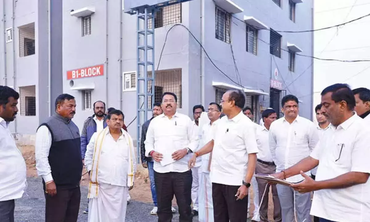 Andhra: एंडोमेंट्स कमिश्नर ने श्रीशैलम में स्टाफ क्वार्टर का निरीक्षण किया Andhra: एंडोमेंट्स कमिश्नर ने श्रीशैलम में स्टाफ क्वार्टर का निरीक्षण किया