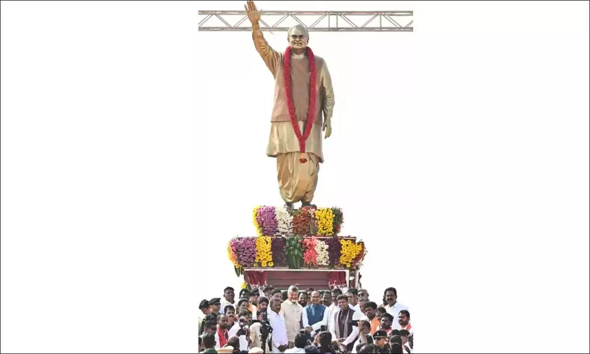 चंद्रबाबू नायडू और शिवराज सिंह चौहान ने सुशासन दिवस समारोह में वाजपेयी की प्रतिमा का अनावरण किया चंद्रबाबू नायडू और शिवराज सिंह चौहान ने सुशासन दिवस समारोह में वाजपेयी की प्रतिमा का अनावरण किया