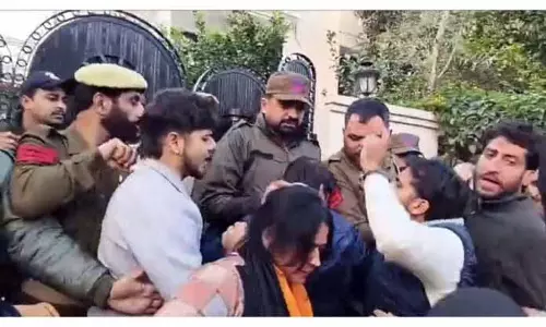 संघर्ष समिति की युवा इकाई महिलाओं ने Ashok Bhan के आवास का किया घेराव संघर्ष समिति की युवा इकाई महिलाओं ने Ashok Bhan के आवास का किया घेराव