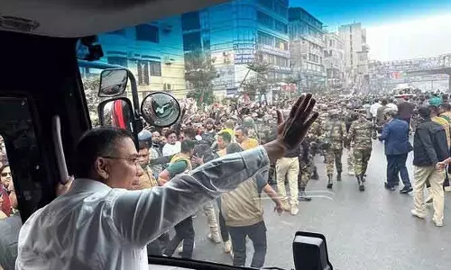 Dhaka की सड़कों पर जनसैलाब: 17 साल बाद लौटे तारिक रहमान का भव्य स्वागत Dhaka की सड़कों पर जनसैलाब: 17 साल बाद लौटे तारिक रहमान का भव्य स्वागत