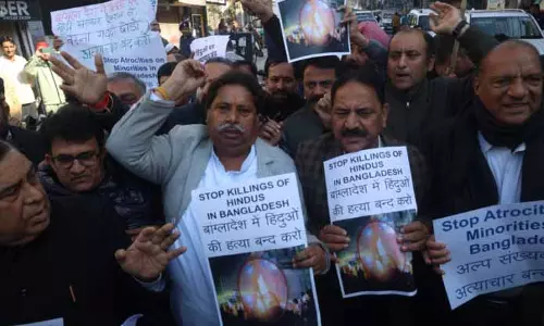 JAMMU: कांग्रेस ने बांग्लादेश में हिंदुओं की हत्या के खिलाफ विरोध प्रदर्शन किया